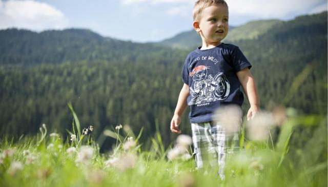 Bambino piccolo sul prato