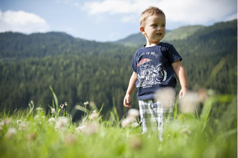 Bambino piccolo sul prato