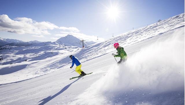 Due persone che fanno sci