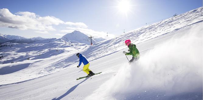 Due persone che fanno sci