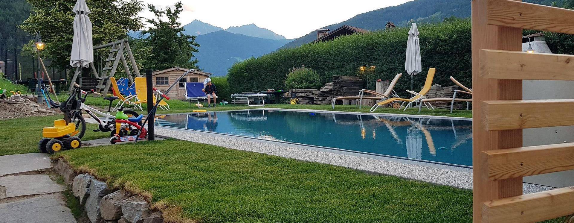 Garten mit Spielplatz und Pool