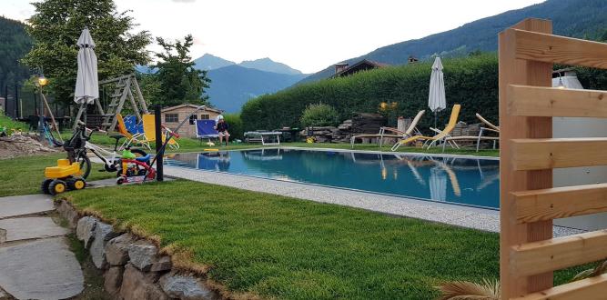 Garten mit Spielplatz und Pool