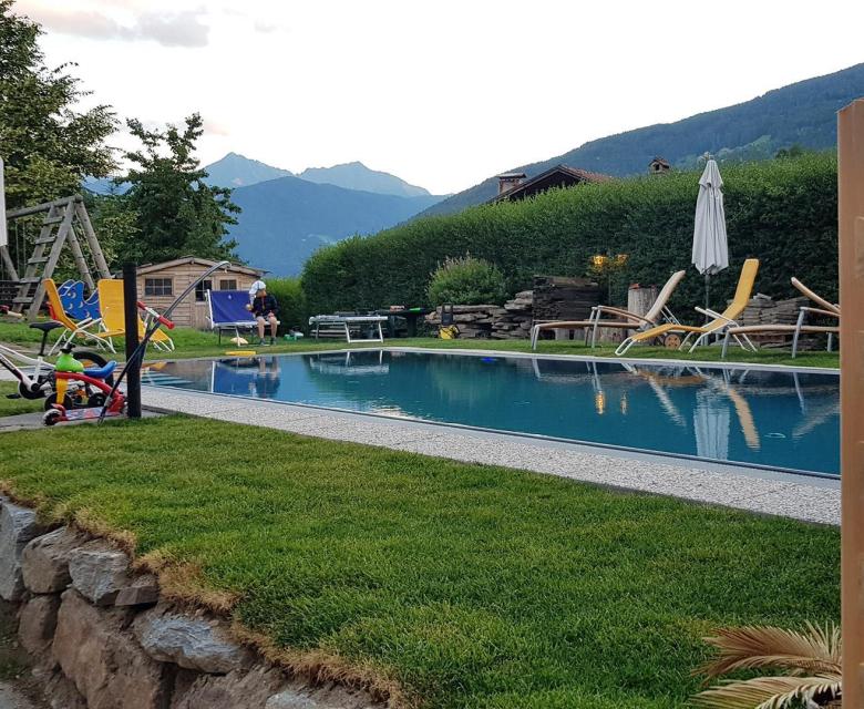 Garten mit Spielplatz und Pool